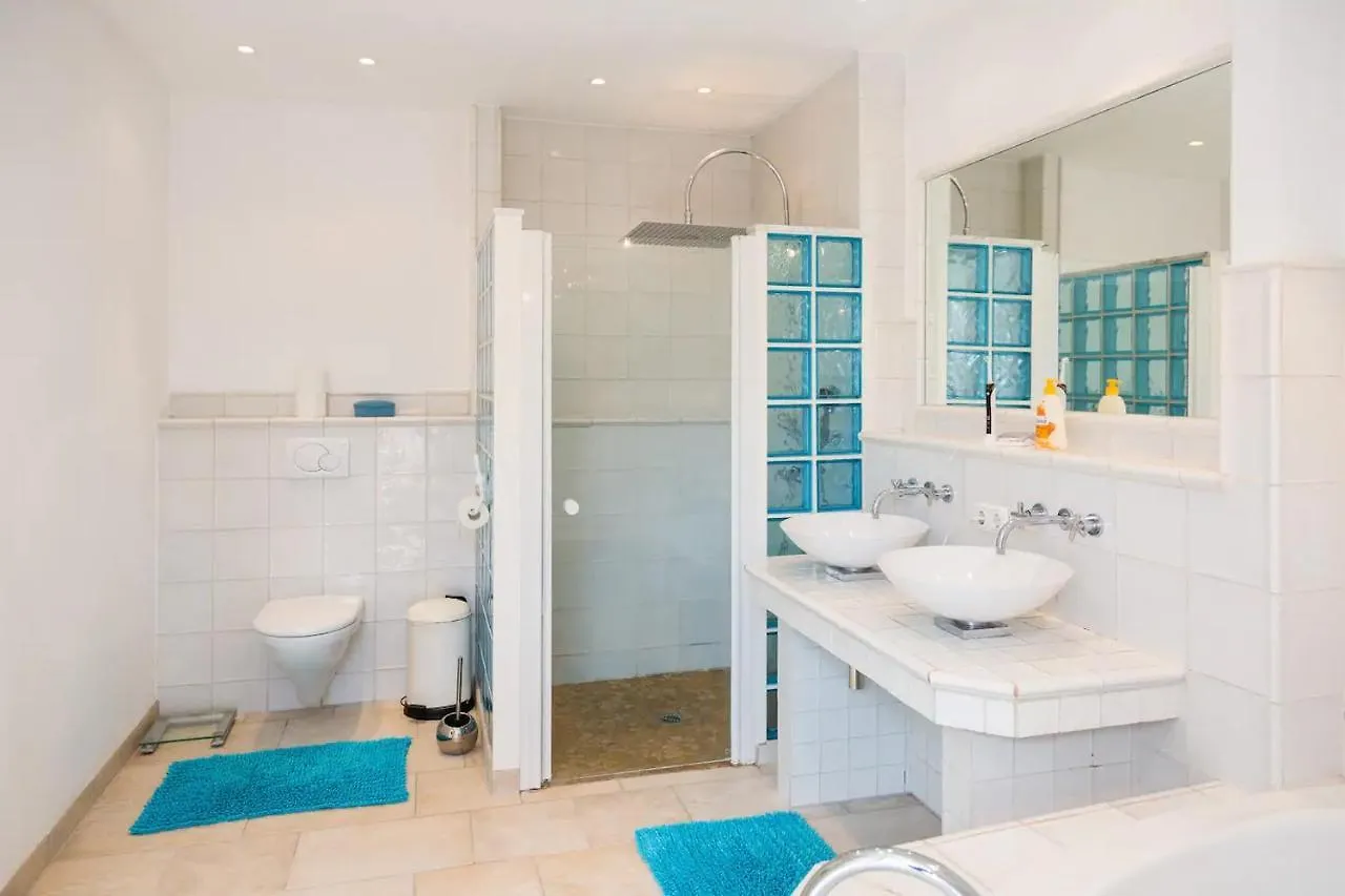 Schoenste Lage Am Rhein In Unmittelbarer Stadtnaehe, B & B Köln Oda ve Kahvaltı