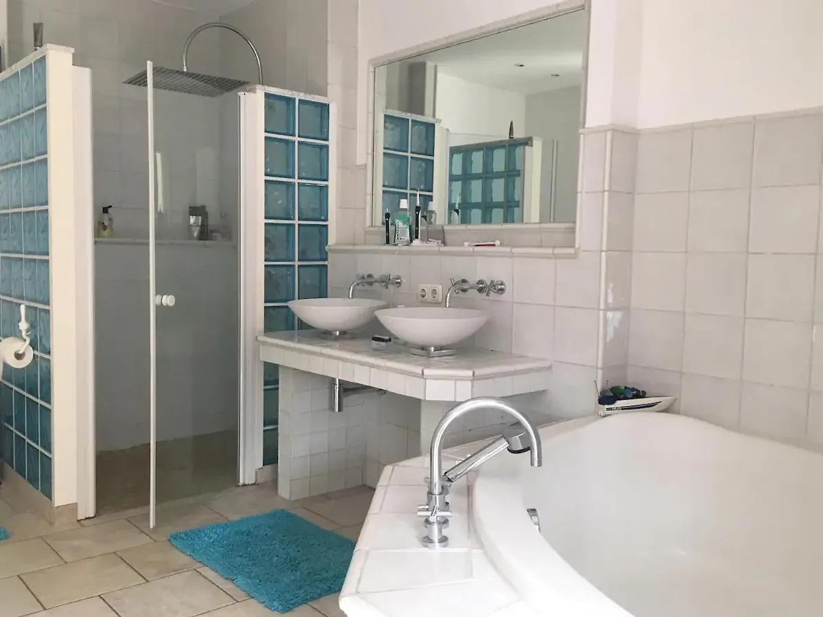 Schoenste Lage Am Rhein In Unmittelbarer Stadtnaehe, B & B Köln Oda ve Kahvaltı